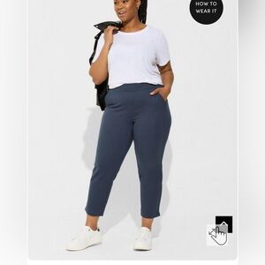 TORRID NWT: Pull On Relaxed Taper Studio Luxe Ponte High Rise Pant Size 1X
